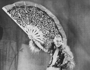 The celebrated italian singer and Diva WANDA OSIRIS ( born Anna Menzio , Roma 1905 - Milano 1994 ) , quen of Teatro di Rivista from 30's to 50's , theater patner of Toto' , Dapporto , Macario and Alberto Sordi - AVANSPETTACOLO - TEATRO LEGGERO - smile - sorriso - gambe - legs - ventaglio - fan - pizzo - lace - piume - feathers - scollatura - decollete' - neckopening - smile - sorriso - CABARET - VAUDEVILLE - bijoux - jewel - jewels - jewellery - gioielli - gioiello - THEATER - DIVA - DIVINA ------- NOT FOR PUBBLICITARY ADVERTISING USE --- NON PER USO PUBBLICITARIO --- NON PER GADGETS USE ----- © Archivio GBB / Agenzia Contrasto